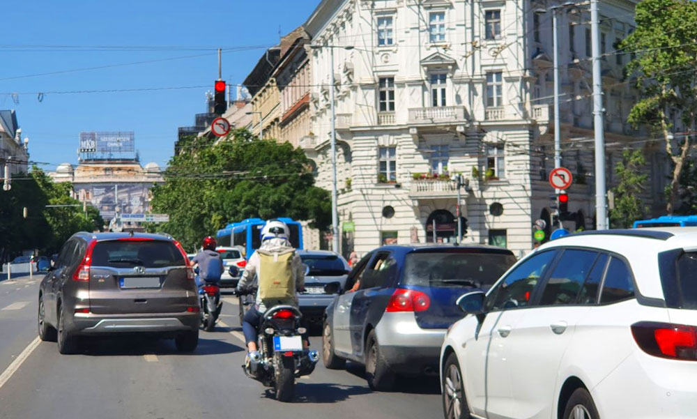 Káosz lesz a közlekedés a hosszú hétvégén Budapesten: egy rakás helyen megint nem lehet majd megállni, lezárások is lesznek – Részletek