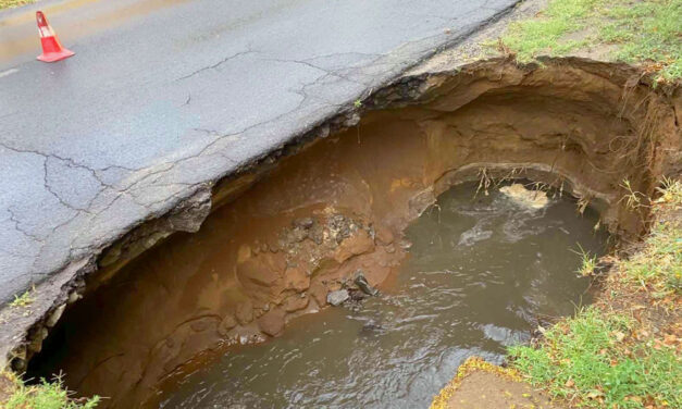 Beszakadt az út a heves esőtől, az óriási lyuk teljesen átalakította Dunakeszi életét