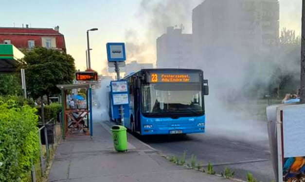 Kiégett egy busz, fulladoznak a sofőrök a hőségben, közben 760 új busz árát vonta el a kormány a főpolgármester-helyettes szerint