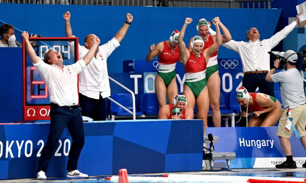 Évtizedes átkot törtek meg: három elbukott olimpia után, végre érmet szerzett a magyar női vízilabda-válogatott – Így örültek a bronznak – Fotók