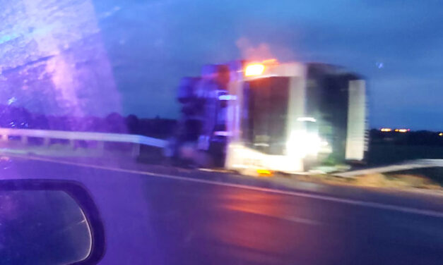 Súlyos buszbaleset az M4-esen: kamionnal ütközött a busz nagy erőkkel vonultak ki a mentők