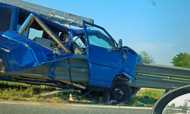 Felnyársalt a szalagkorlát egy autót, drámai baleset az M4-esen