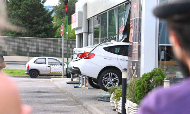 Benzinkútba hajtott a luxus BMW-vel, mert nem tudta kezelni az automata sebességváltót – két ilyen baleset is történt Budapesten