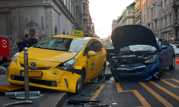 Rohammentő vitte kórházba azt a fiatal lányt, akit eltalált a Skoda és taxi ütközésekor kidöntött tábla