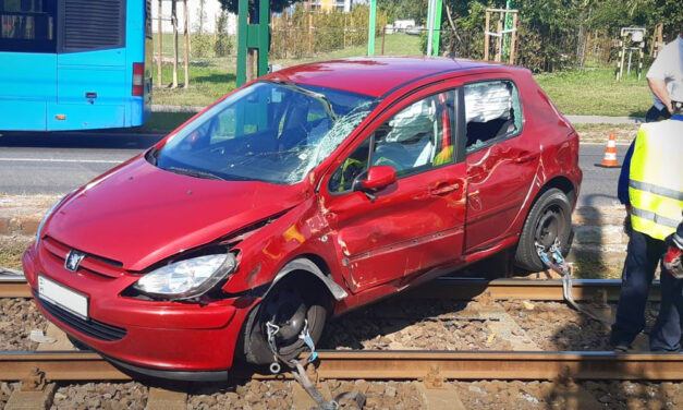 És bumm! Belatrafált a villamos az autóba, a két ijedt hölggyel együtt métereken át tolta maga előtt a piros autót