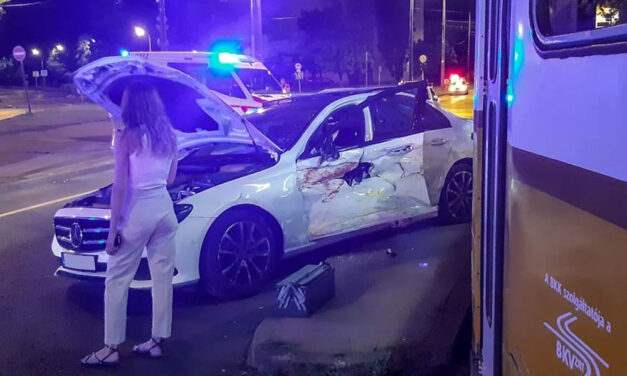 Gazdag hölgy siratta az összetört Mercedest, csúnyán benézte a villamost a sofőr