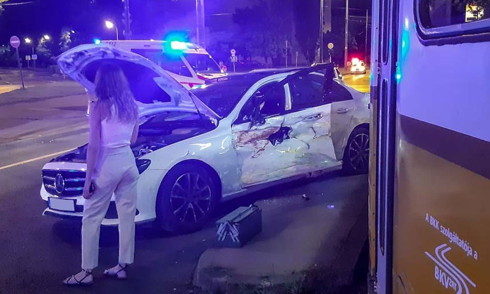 Gazdag hölgy siratta az összetört Mercedest, csúnyán benézte a villamost a sofőr