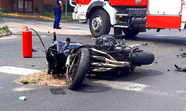 Durva motorbaleset az Üllői úton, egy Renault oldalába csapódott a férfi