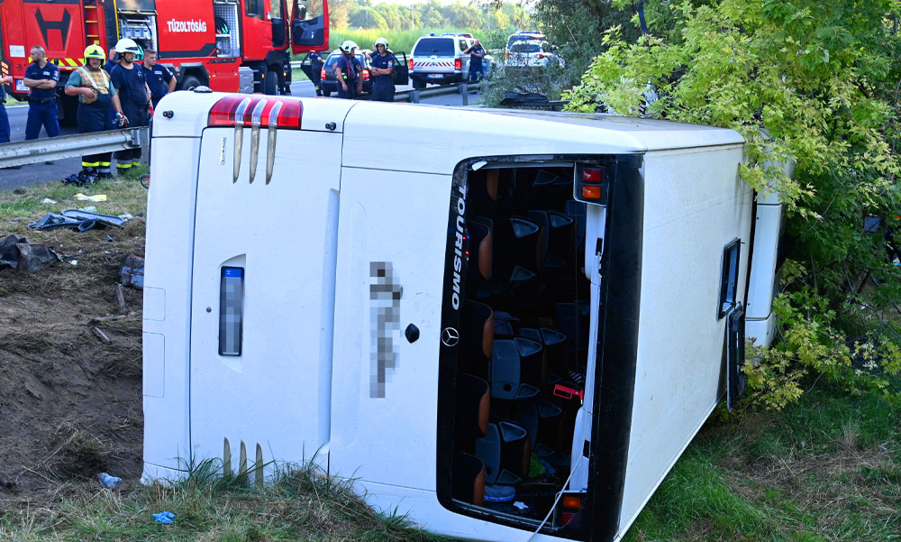 Tragédia az M7-esen: oldalára borult egy busz, 8 ember ...