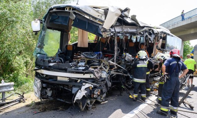 „Nem tudom mi történhetett, közeli hozzátartozóm is volt a buszon” – sokkos állapotban nyilatkozott a horvátországi utazást szervező cég vezetője a tragikus buszbalesetről