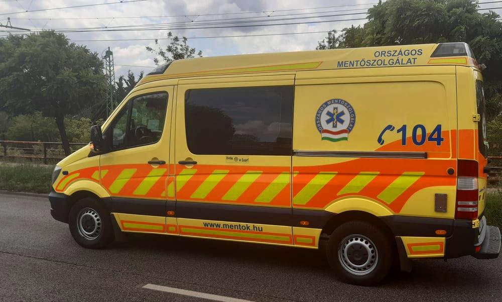 „Elképesztően ügyes volt a sofőr” – defektet kapott az M0 autóúton száguldó mentőautó, életeket mentett a jármű vezetőjének lélekjelenléte  