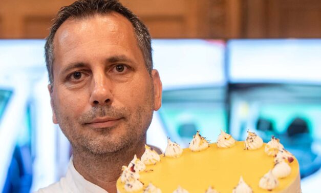 Budapesti cukrászda készítette el Magyarország idei tortáját, mutatjuk a Napraforgót