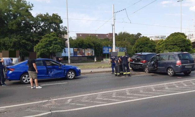 Négyes karambol a Hungária körútnál, szép autók törtek össze