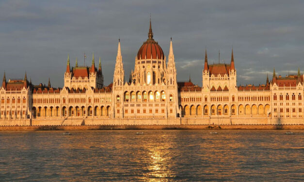 Megszületett a döntés: névtelenül be lehet jelenteni mostantól azt, ha két azonos nemű személy nevel gyerekeket