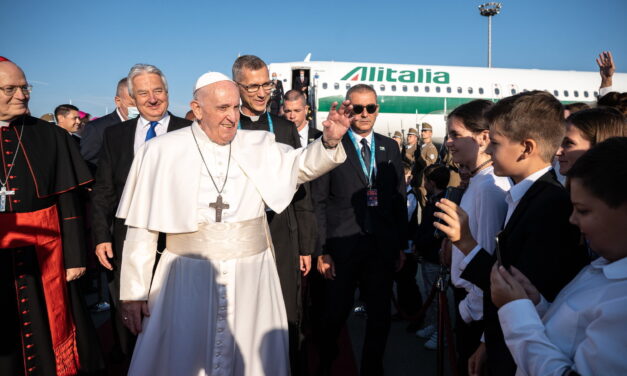 Nagyon sokan várják: megérkezett Ferenc pápa Budapestre