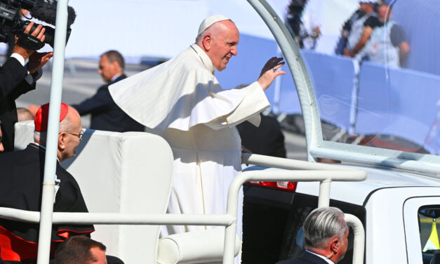 Véget ért Ferenc pápa budapesti látogatása: a Szentatya elköszönt a magyaroktól, már tovább is indult Pozsonyba