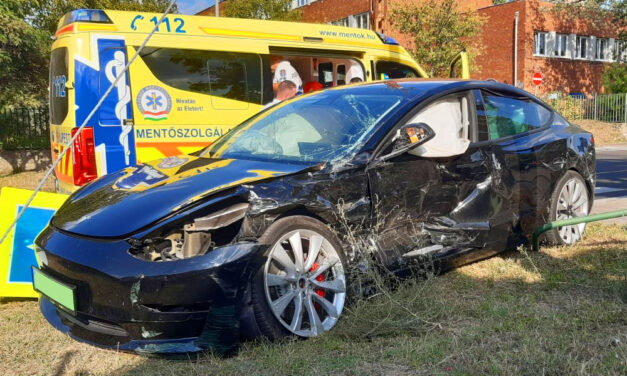 Ez történik egy Teslával, ha összeütközik egy Porschével – 30 milliós autók karambolja Budapesten