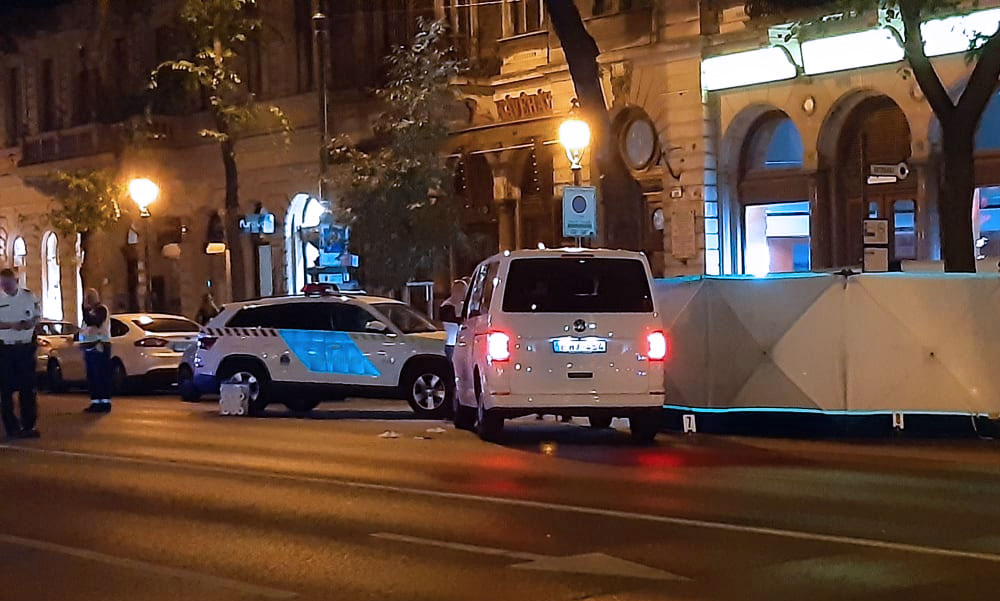 Halálos gázolás az Andrássy úton, az Eucharisztikus Kongresszus kisbusza elütött egy 30 éves férfit – Fotók