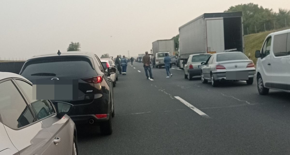 Hatalmas baleset az M6-os autópályán, kisbusz borult fel – Három mentőhelikopter is a helyszínen