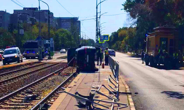 Egy pók miatt a villamosmegállóba csapódott az autó, elsodort egy várakozó asszonyt