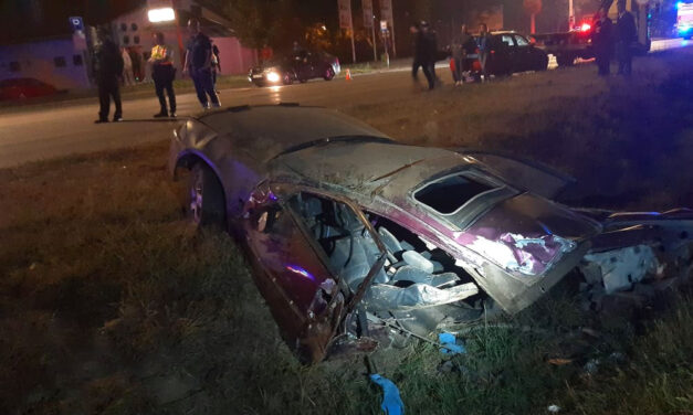 Drámai baleset: Kettészakadt az autó, a sofőrt és utasát életveszélyes sérülésekkel vitték kórházba