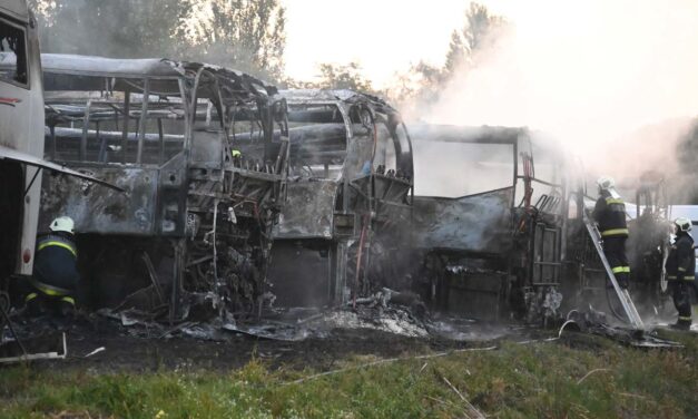 Buszok semmisültek meg a tomboló tűzben Dunavarsányban