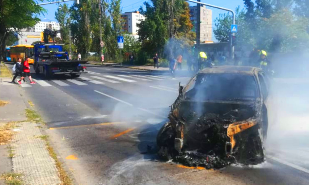 Elképesztő: Ismét kigyulladt az Auchan parkolóban korábban már kiégett BMW