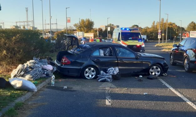 Csúnya baleset a 11. kerületben – Átszáguldott a Mercedes a piroson, egy Nissan Micraval ütközött, majd felugratott a járdaszegélyre és egy jelzőlámpát is kidöntött – Fotók