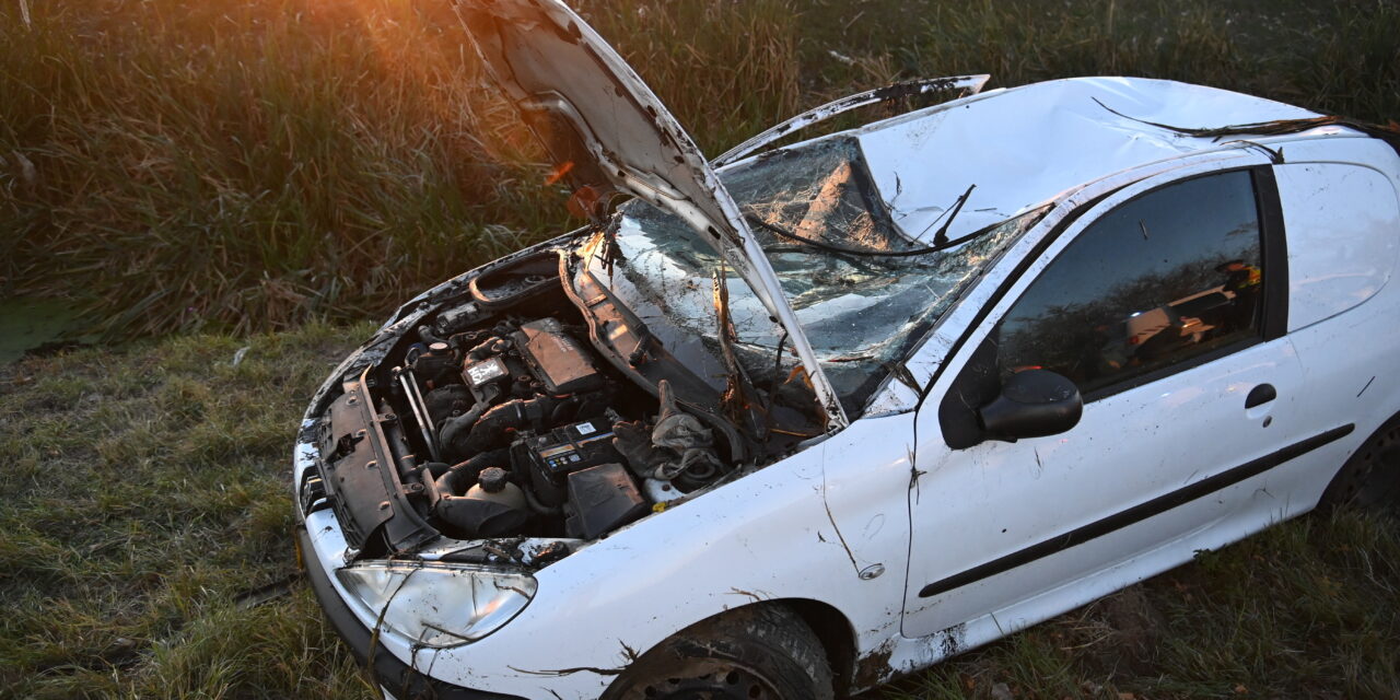 Lesodródott az útról és felborult egy autó Abonynál, a 46 éves sofőr szörnyethalt – Fotók a helyszínről