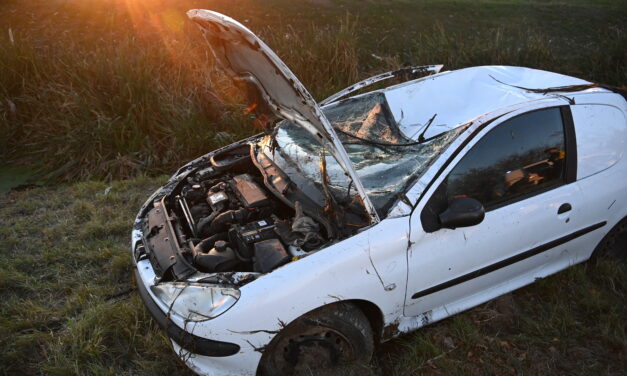 Lesodródott az útról és felborult egy autó Abonynál, a 46 éves sofőr szörnyethalt – Fotók a helyszínről