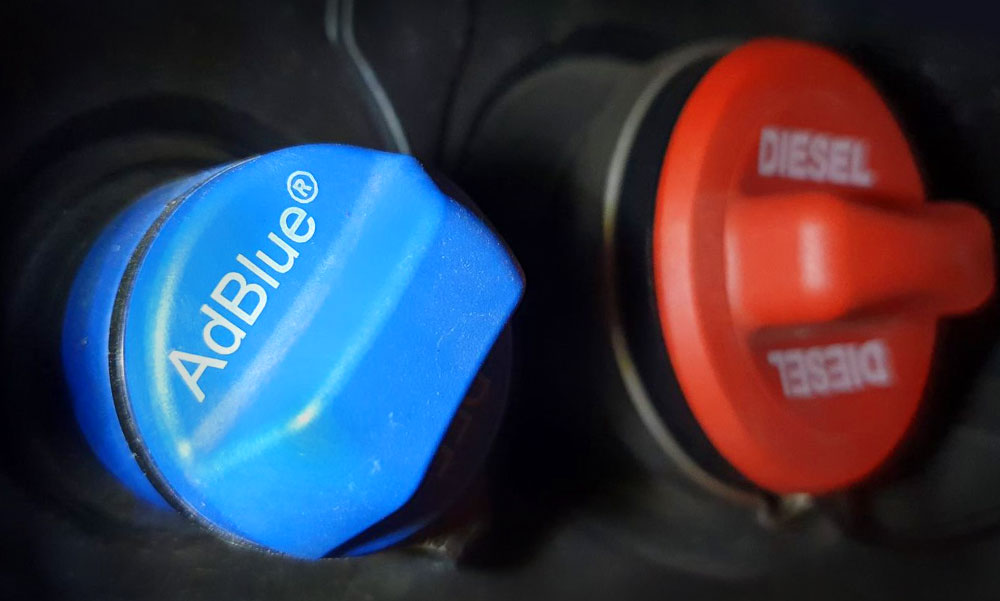 „Könyörgöm adjon valaki egy kanna AdBlue-t” – egyre többen keresnek a Facebookon is adalékanyagot, különben garázsban marad az autó a hosszú hétvégén
