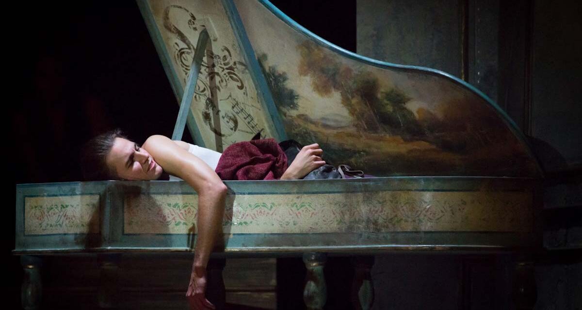 Amadeus a József Attilában, Nagymama az Újszínházban, Kosztolányi a Kalákával, macaronok Etyeken – színes szerdai programajánló