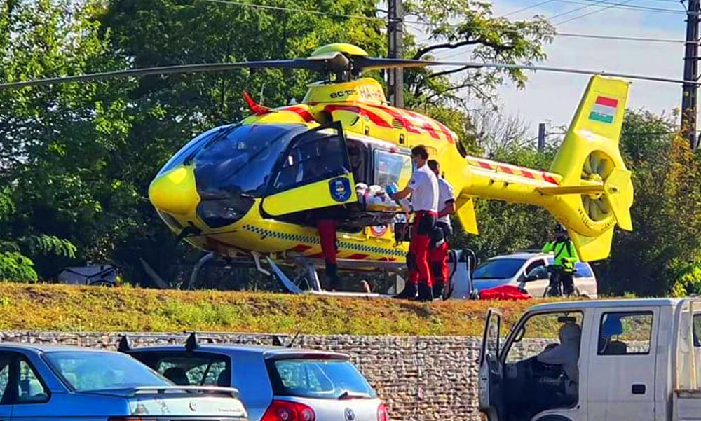 Az ALDI parkolójánál szállt le a mentőhelikopter, egy férfit a zebrán ütött el az autó, súlyos koponyasérüléseket szenvedett