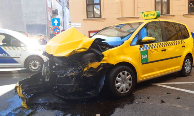 Tömegkarambol a belvárosban, fékezés nélkül egy taxiba csapódott a furgon, kiszakadtak a kerekek, több autó összetört