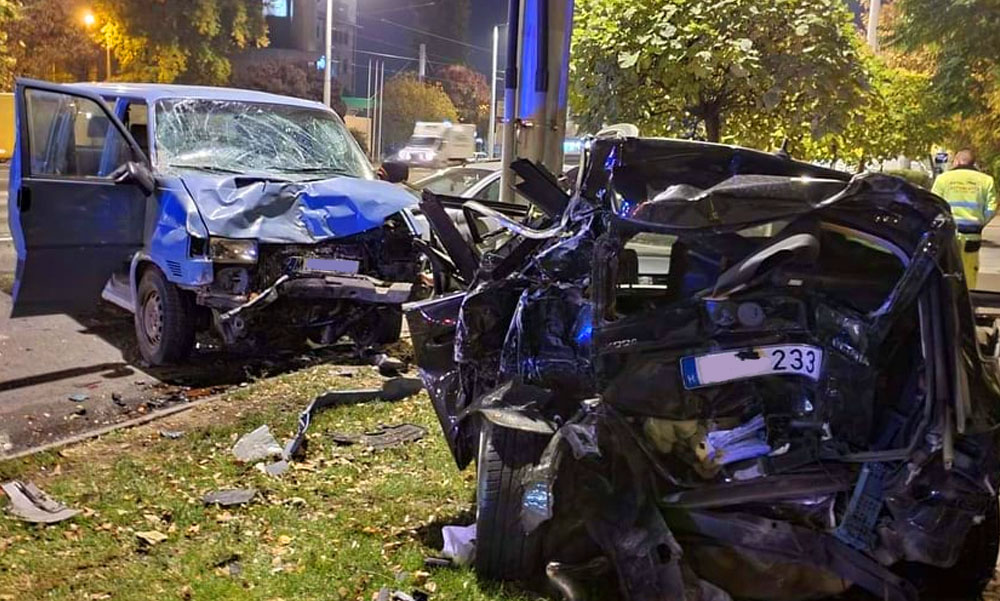 Drámai baleset a Hungárián: Rosszul lett a sofőr, becsapódott egy autóba, több jármű összetört, az utcán élesztették újra a sofőrt