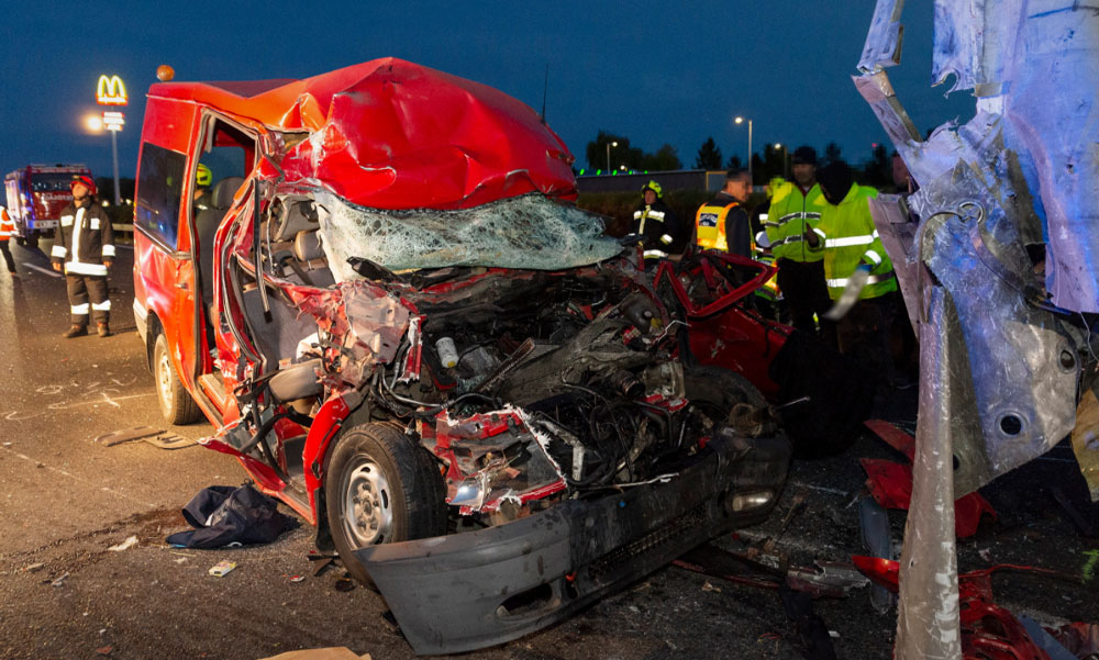 Borzalmas baleset az M1-esen: öten meghaltak, miután egy teherautóba rohant egy kisbusz