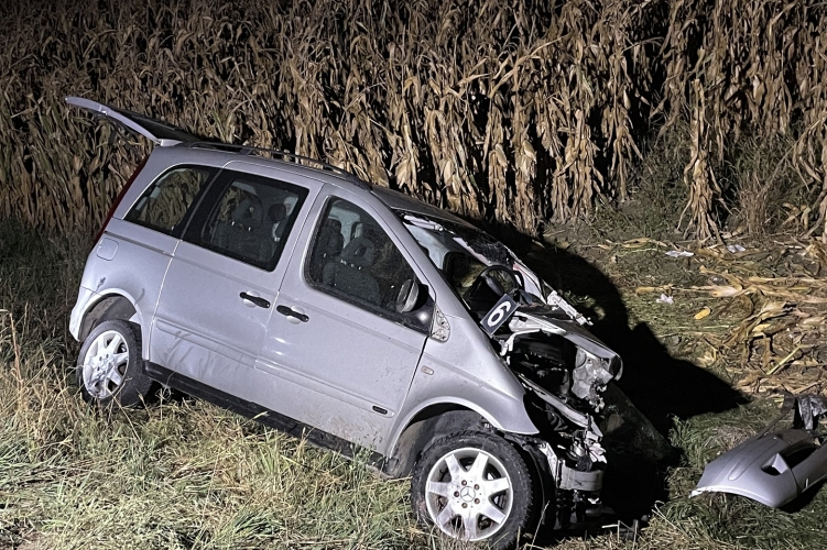 Brutális baleset Érdnél, két autó frontálisan ütközött – A Mercedes átzuhant a szalagkorláton és az árokban landolt, a 38 éves sofőrnek esélye sem volt – Fotók a helyszínről