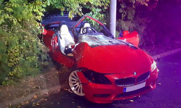 Durván összetört a piros luxus BMW, a sofőrt a nyitott tetejű autóból is csak feszítővágóval tudták kiemelni.