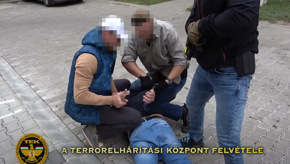 Lebuktatták a zsaruk a Pest megyei droghálózatot, a TEK embereit is bevetették – Itt a videó az elfogásról