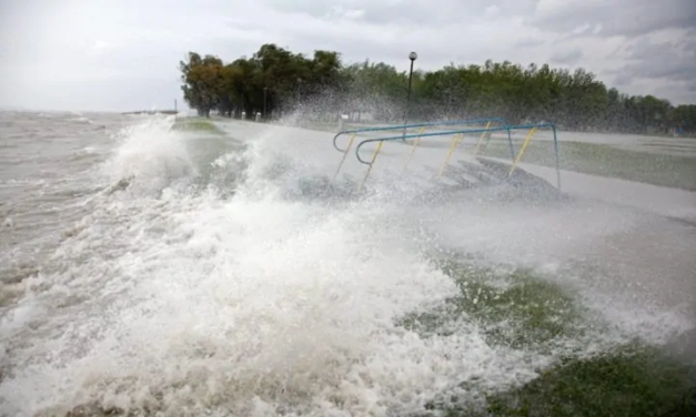 Felborult a Balaton a hatalmas szél miatt, döbbenetes látvány mutatott a tó a mai napon