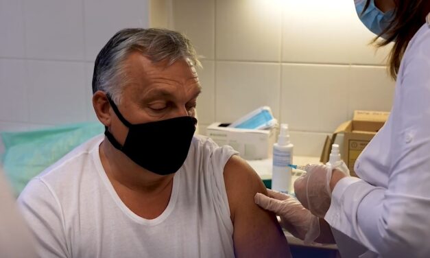 Orbán Viktor megkapta a harmadik oltást – videót is posztolt róla, de azt elfelejtette közölni, hogy milyen vakcinával oltották