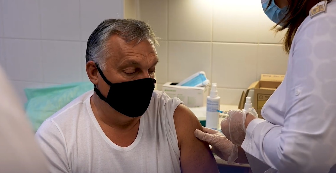 Orbán Viktor megkapta a harmadik oltást – videót is posztolt róla, de azt elfelejtette közölni, hogy milyen vakcinával oltották