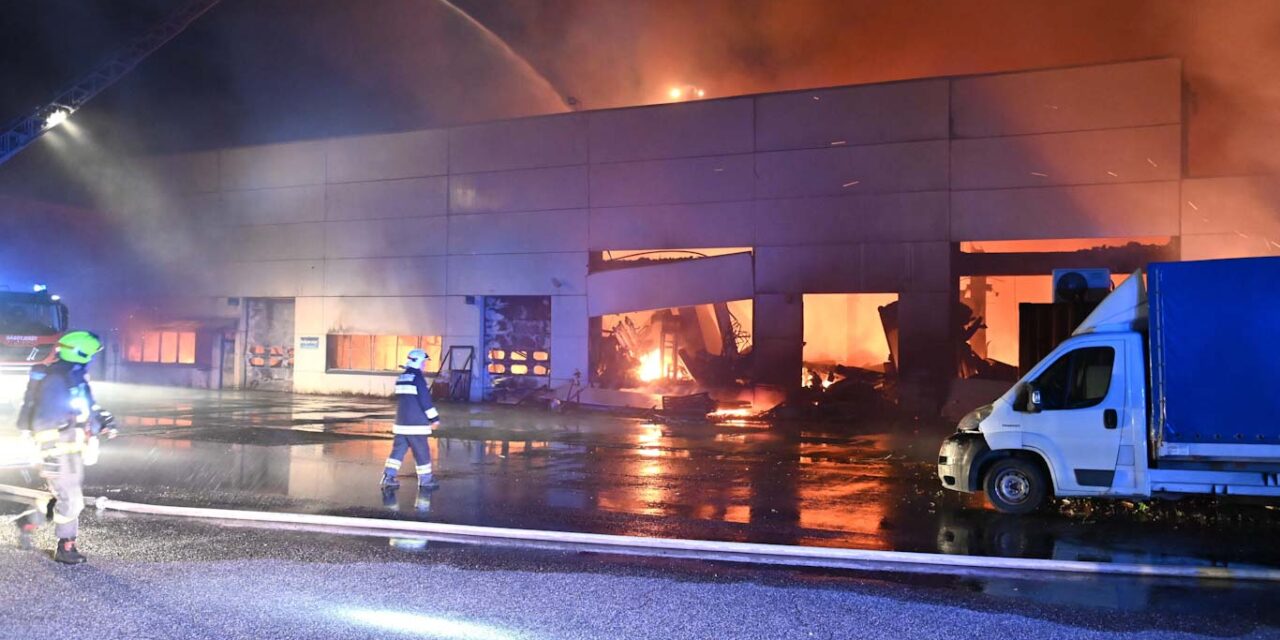Hatalmas éjszakai tűz Kőbányán, egy újonnan épített iroda lángol, a tűzoltók még most is dolgoznak