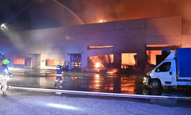 Hatalmas éjszakai tűz Kőbányán, egy újonnan épített iroda lángol, a tűzoltók még most is dolgoznak
