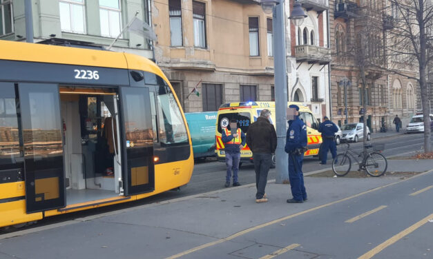 Elfelejtett körülnézi a bicikliző nő, elsodorta a 19-es villamos – fotók a helyszínről