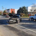 Durva karambol Szigetszentmiklóson: a Mercedes az ütközés hatására megpördült, a Ford pedig kisodródva egy beton villanyoszlopnak csapódott – Fotók a helyszínről