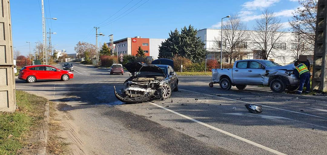 Durva karambol Szigetszentmiklóson: a Mercedes az ütközés hatására megpördült, a Ford pedig kisodródva egy beton villanyoszlopnak csapódott – Fotók a helyszínről