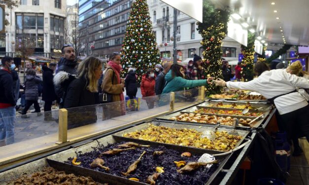 Napi nettó 30 ezer forint nettóért keresnek pultost a Vörösmarty téri karácsony vásárba – étkeztés és egyenruha is jár