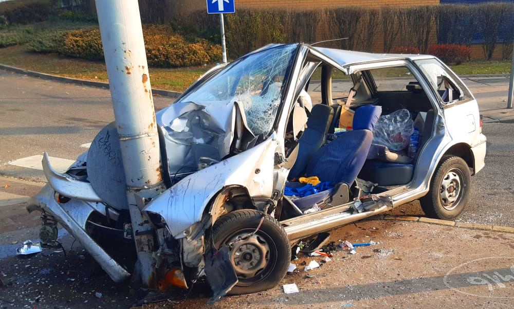 Rommá tört a Suzuki, rosszul lett a sofőr és fékezés nélkül nekicsapódott a villanyoszlopnak – Fotók