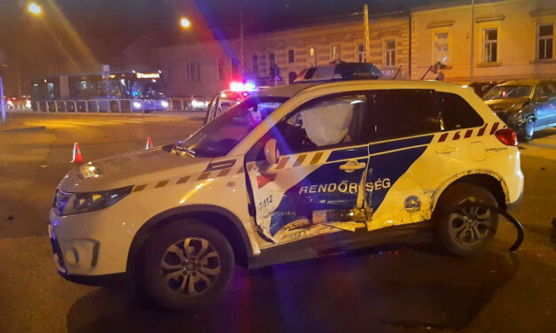 Bevetésre siető, szirénázó rendőrautóval karambolozott egy Opel, a bajba jutott rendőrökön a mentők segítettek – Fotók!